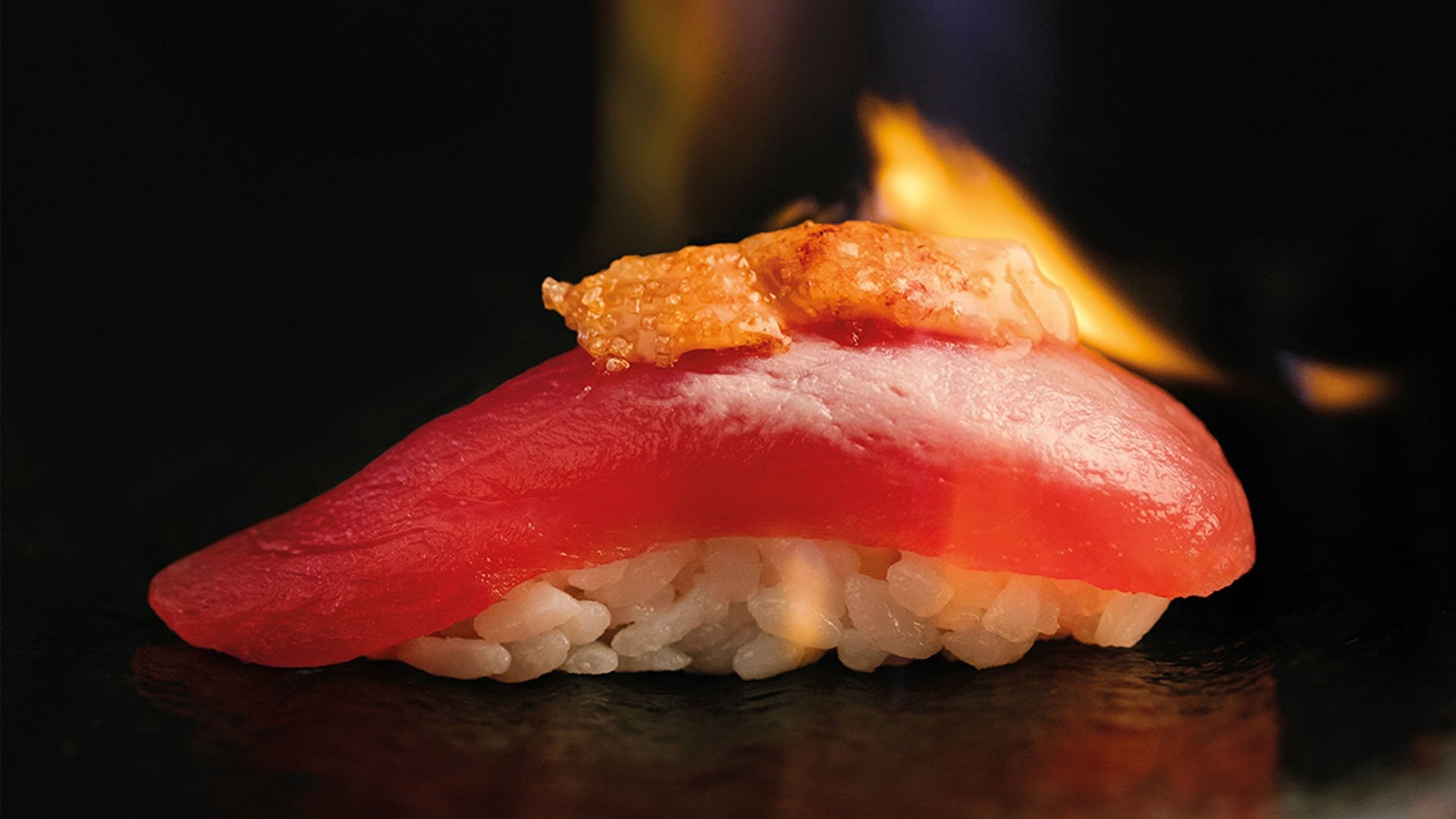 Nigiri flambeado de atún con foie caramelizado