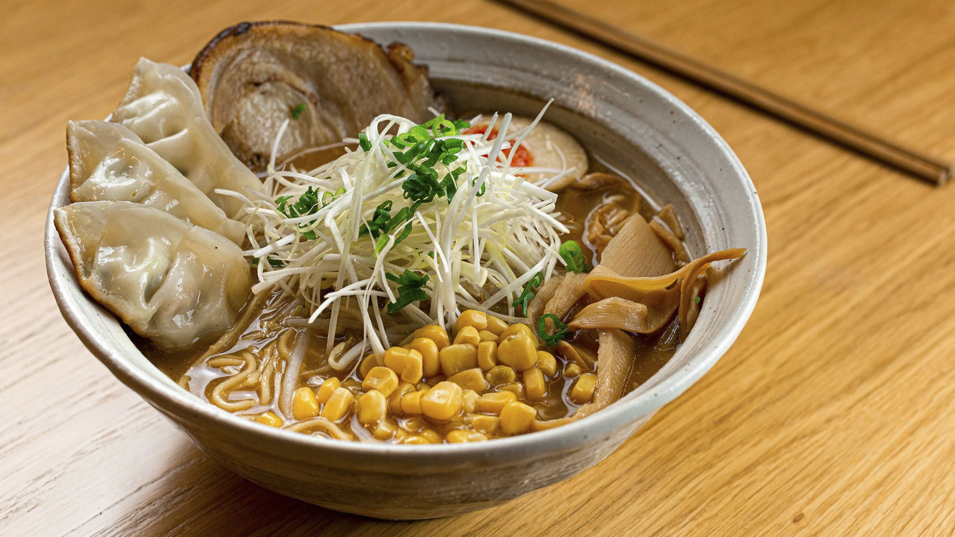Ramen artesano Kasa Ramen caldo 8 horas con chashu y gyozas