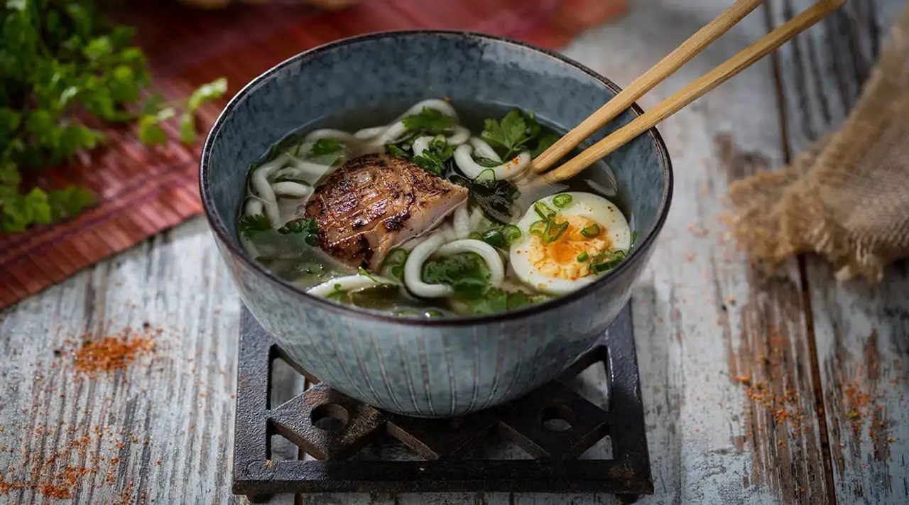 Udon con salmón a la plancha Kasa Ramen